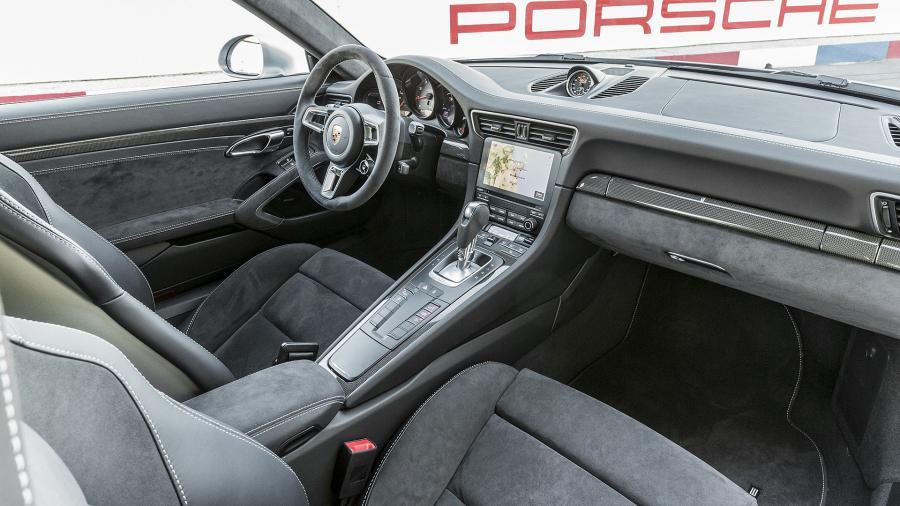 Интерьер Porsche 911 Carrera GTS Coupe 2017 года  (WW) (фото 31 из 44)